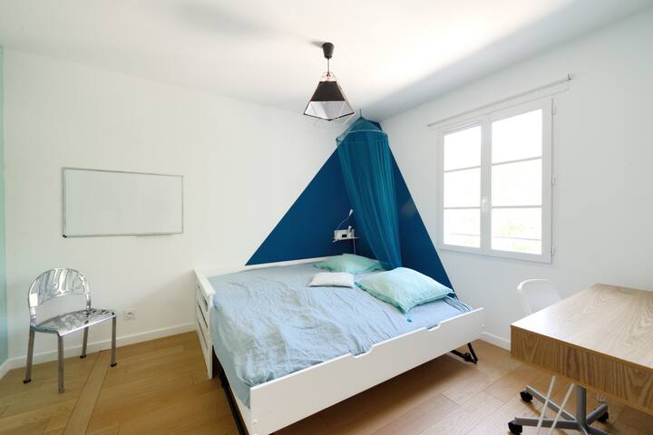 غرفة مزدوجة في الطابق العلوي تضم سريرين فرديين 90 × 190

غرفة مزدوجة في الطابق العلوي تضم سريرين فرديين 90 × 190