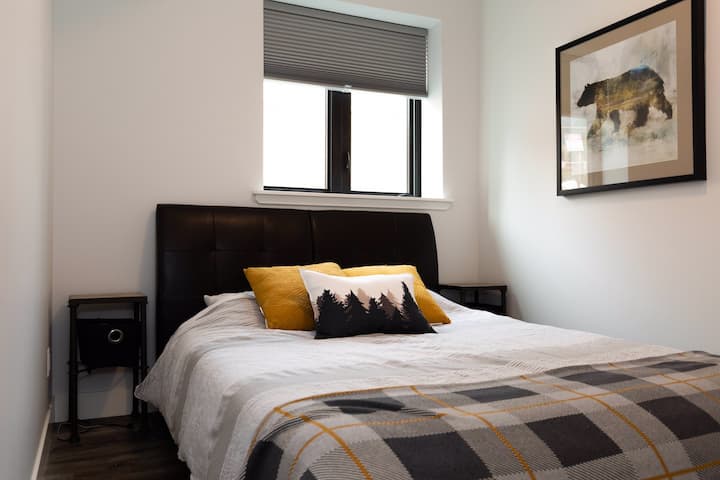 Chumba cha kulala na kitanda cha malkia, vipofu vya giza