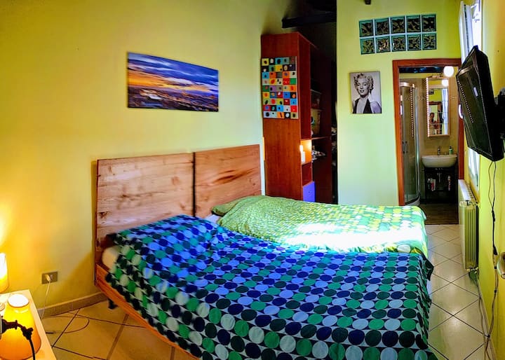 ห้องพักมีสองเตียงในไม้เกาลัดขนาด 120x200 และ 90 x200 มีตู้เสื้อผ้า