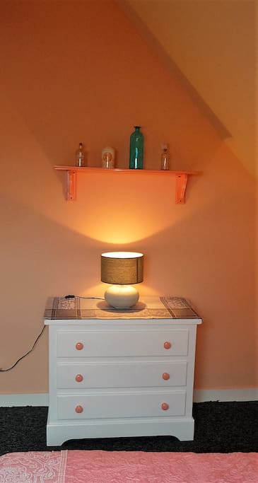 Elle comporte une commode pour ranger les effets personnels.