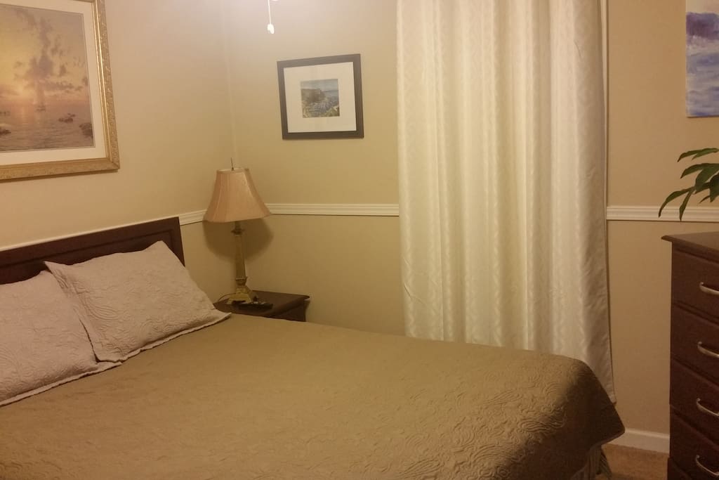 queen bed, tv, new linen, ceiling fan, closet, loaded cable tv