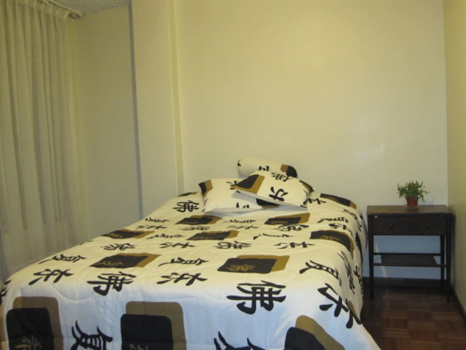 Habitación con piso y closet de madera, cama Twin con colchón ortopédico