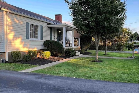 Bee’s Cozy Cottage: 4br 1bth house w/ Pool
