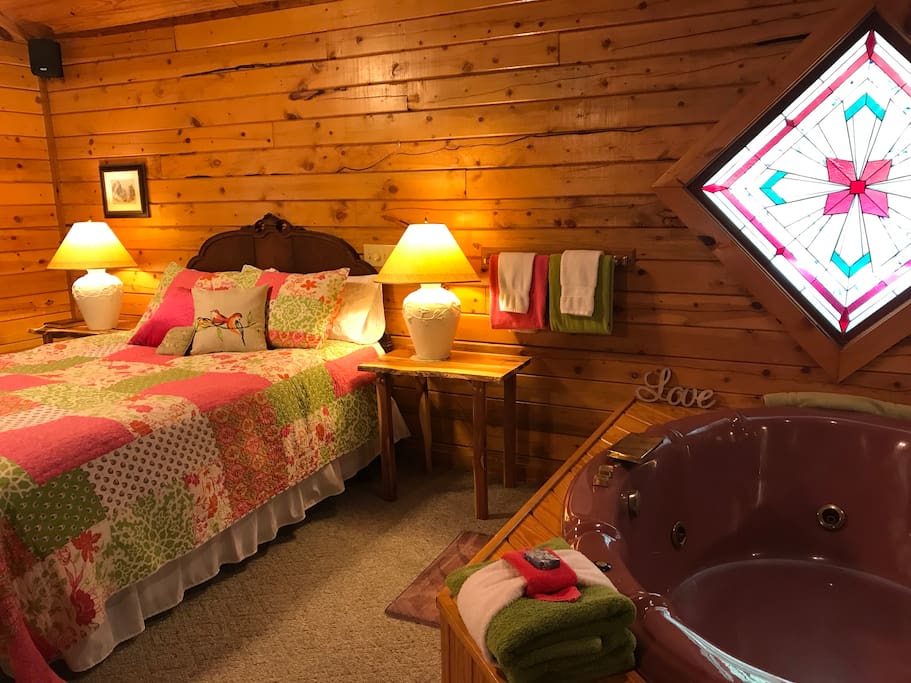 Cabin 2, Lifelong Love is perfect for romantic occasions...Jacuzzi for 2