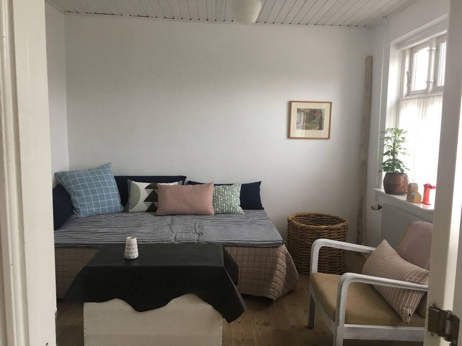 Fra køkkenet er der indgang til stue/tv rum med 120 cm bred boksmadras