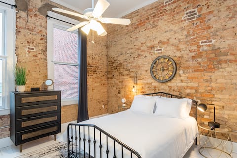 Guest Favorite - Walkable to all of Downtown