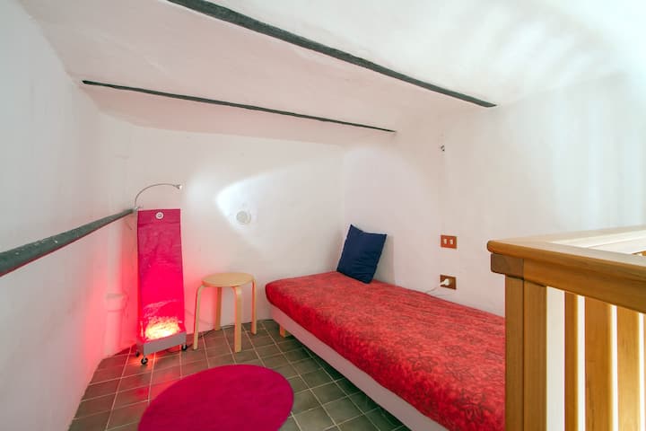 חדר שינה יחיד אדום מופעל 
קומת הביניים  *Casa Marina *#Starhost