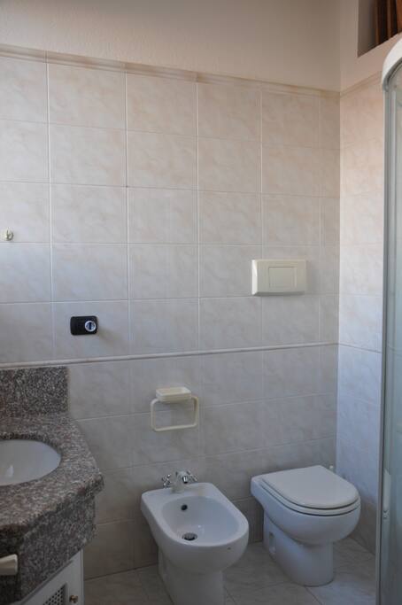 bagno padronale stanza con letto matrimoniale