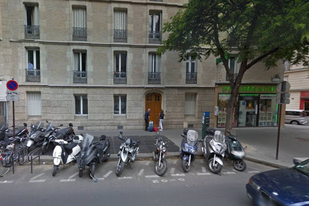 Vue extérieure de l'appartement dans un immeuble Haussmannien
