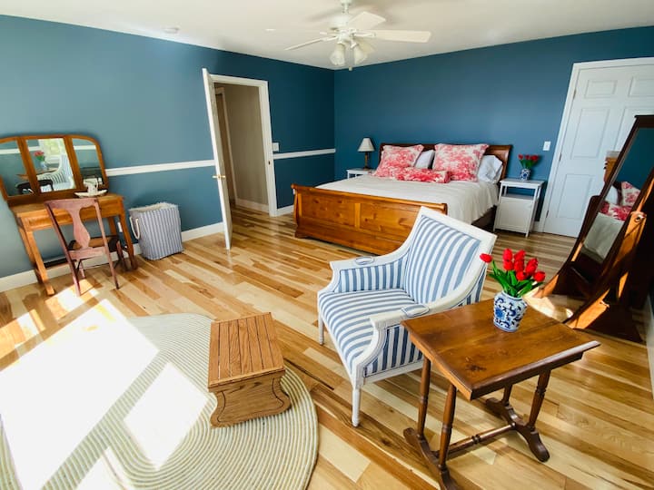 主卧1 ，宽敞的卧室1 ，位于2楼，配有2米宽双人床、海景、起居区和壁炉