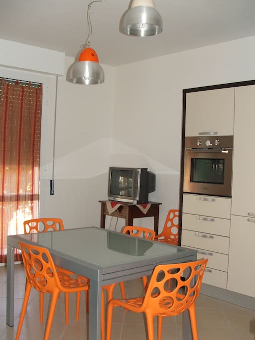 Nella cucina è predisposta la zona pranzo con TV e divano