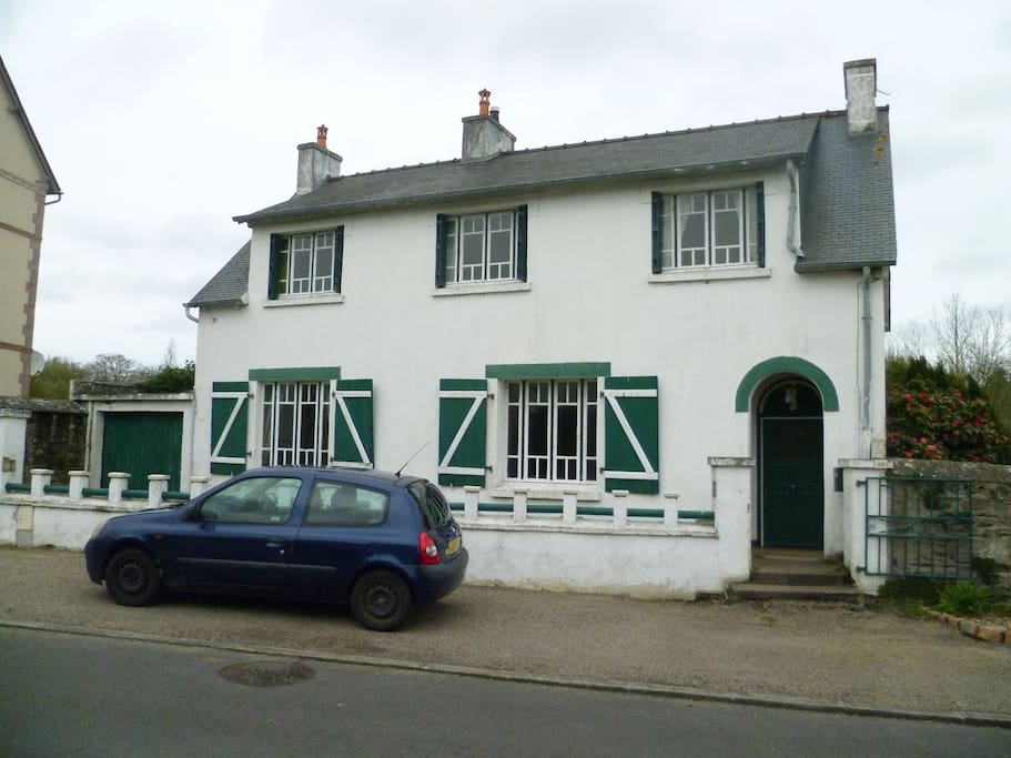 Situated on a quiet road close to the centre of town only 5 minutes walk to the shops