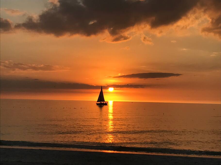 10 minutes to Nokomis or Siesta beaches