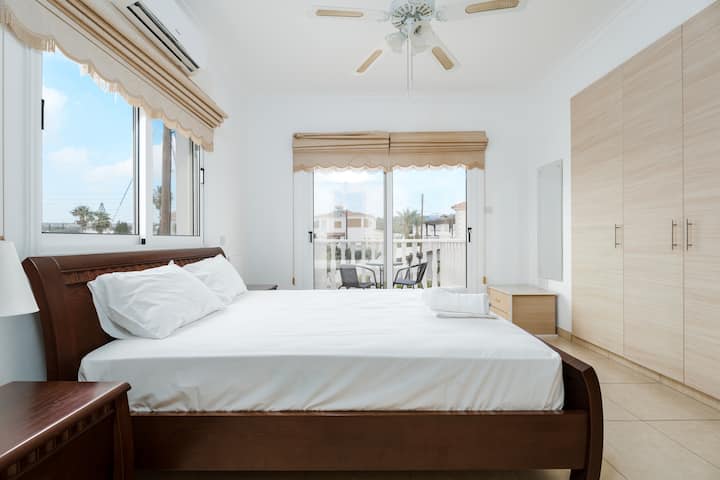 2階ベッドルーム-キングサイズベッド-浴槽付きスイートバスルーム-エアコン-シーリングファン-バルコニー