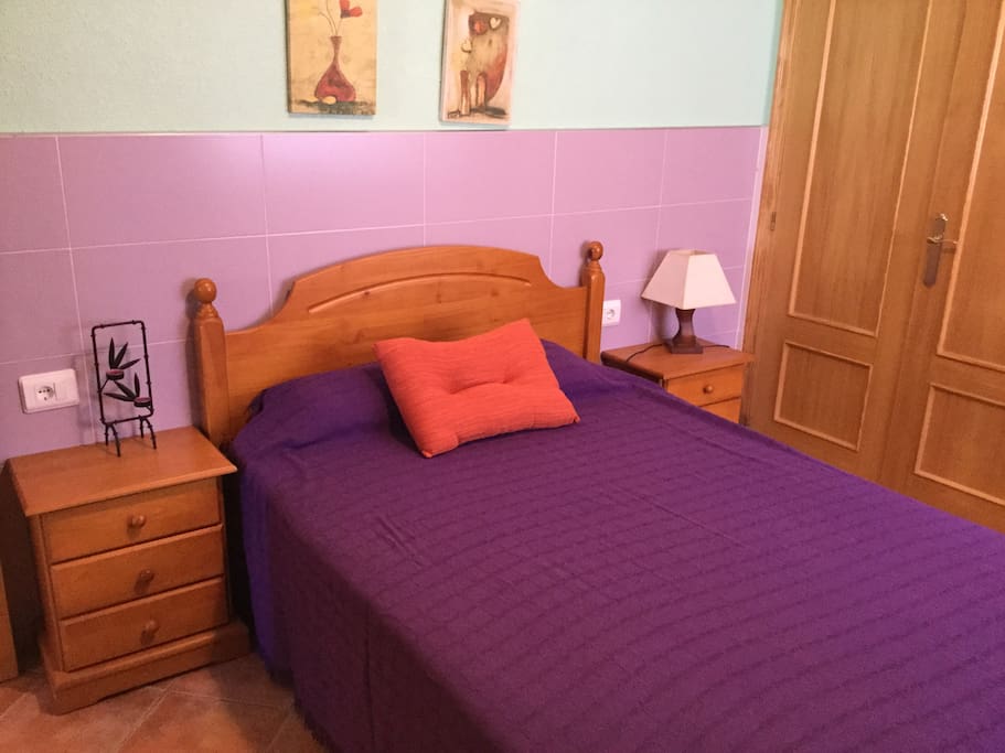Habitación segunda, con una cama de matrimonio.