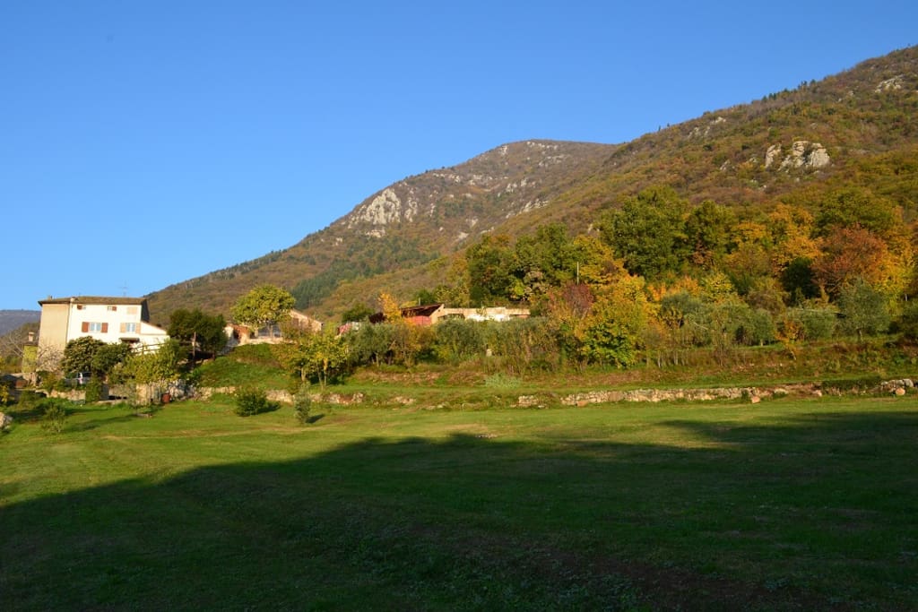 veduta della casa dal prato