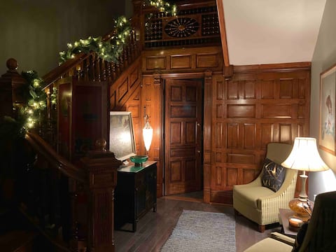 Top performing Airbnb: A house for family and friends in Walnut Hills