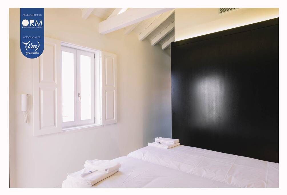 Bedroom with 2 single beds
