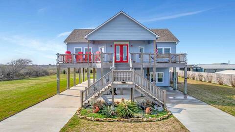 5 Bedroom-Waterfront Oasis in Indianola, TX