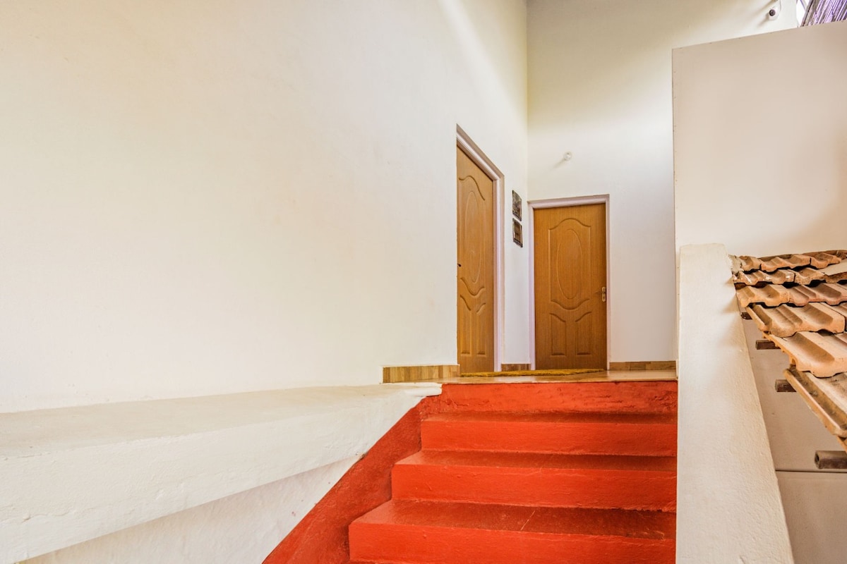 Lavish Studio with a pool, near Candolim Beach