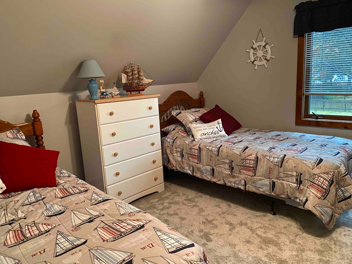 Second floor bedroom/twin beds. 