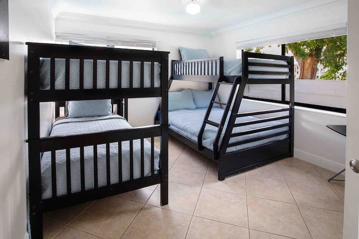 ห้องนอน #2 
เตียงใหญ่ 1 หลัง
เตียงเดี่ยว 3 หลัง 