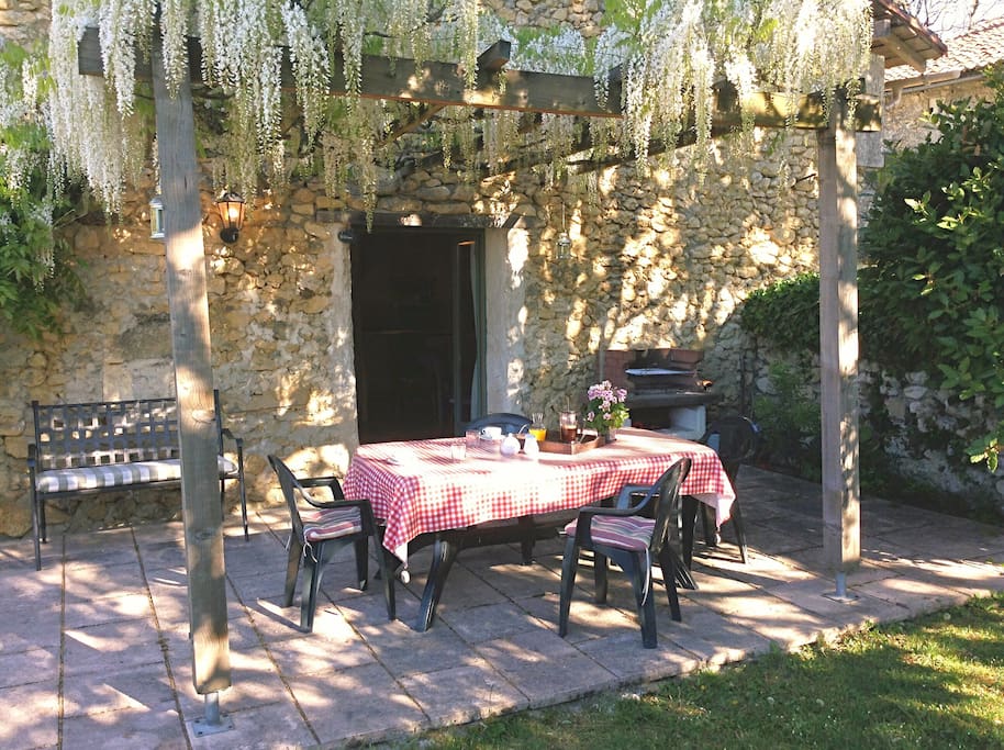 Enjoy breakfast, lunch and dinner on the terrace. Use the built in BBQ