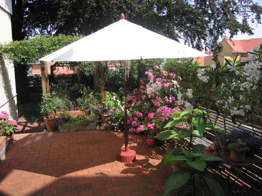 Terrasse und Garten - hier gibt es auch Tisch und Stühle