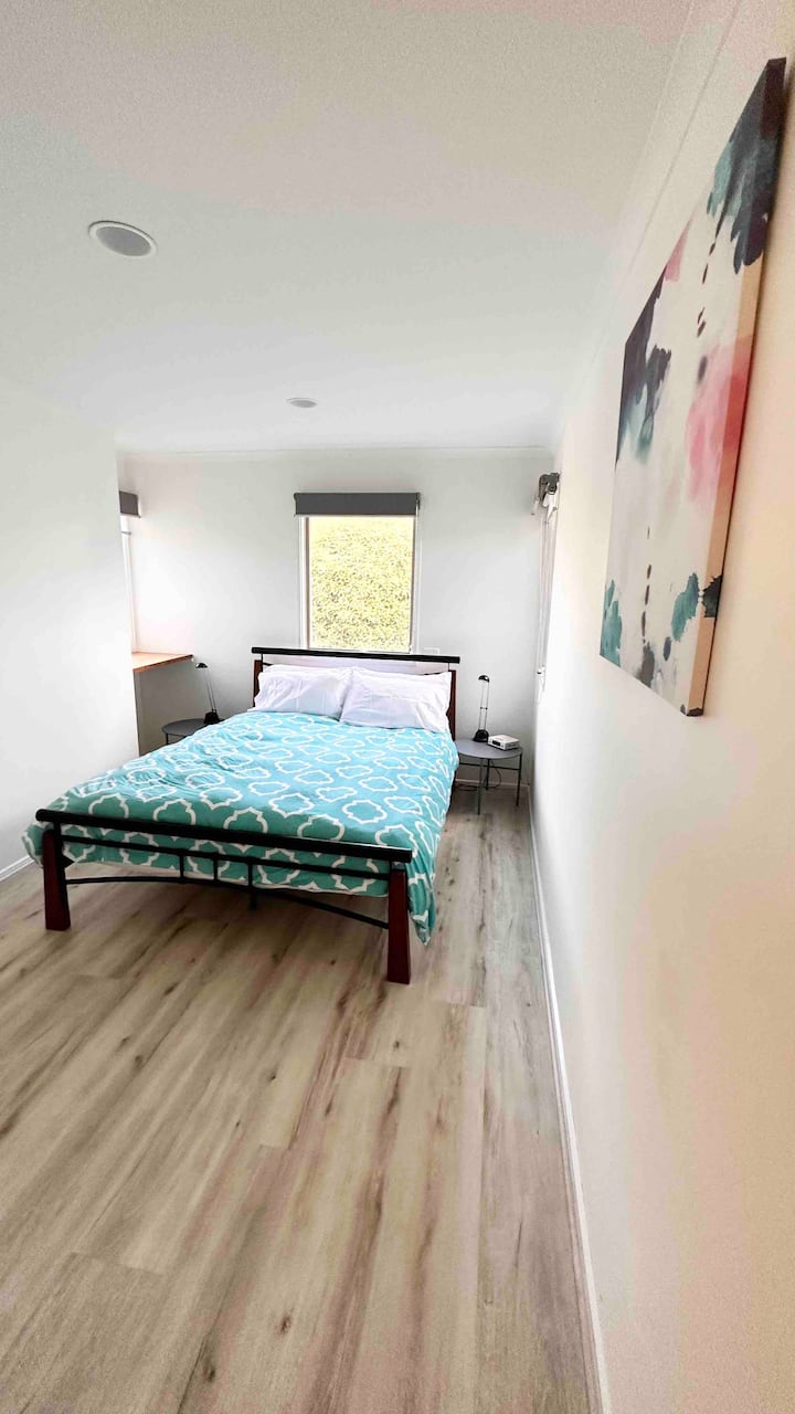 Მეორე საძინებელი 152 × 203 სმ ზომის საწოლით. Ოკეანის განსაცვიფრებელი ხედები ფანჯრიდან. ჩაშენებულია გარდერობში.