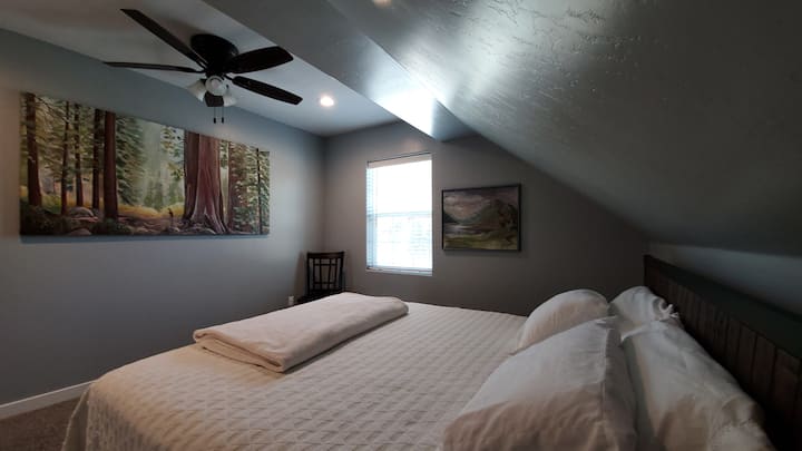 ห้องนอนเตียงคิงไซส์ที่สองมีตู้เสื้อผ้าที่กว้างขวางพร้อมไม้แขวนเสื้อโคมไฟนาฬิกาปลุกที่มีพอร์ตชาร์จ USB ชั้นวางกระเป๋าเดินทางมุมเก็บกระเป๋าเดินทางและล็อคประตู 