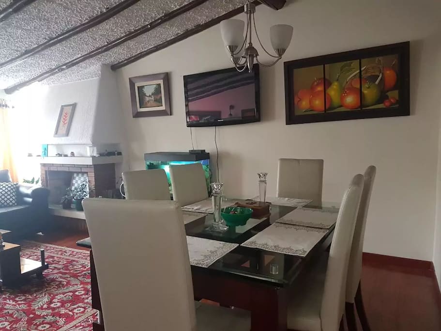 Comedor, el cual esta disponible a cualquier hora del dia. Pueden disfrutar del TV desde este espacio o en la sala.