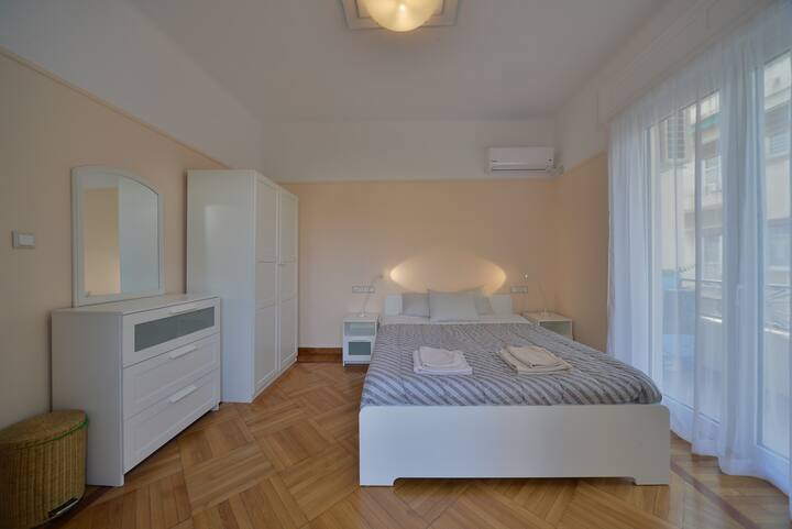 *Andet værelse* kan findes på den anden side af lejligheden, har også sin egen private indgang en queensize-seng og aircondition,udsigt til terrassen og ekstra lys fra en balkon!