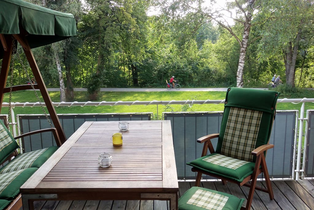 Balkon mit Sicht aufs Flußufer