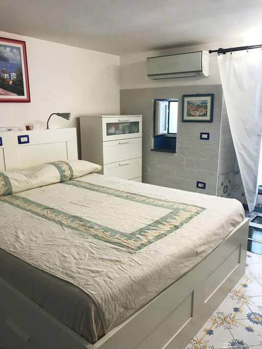 Stanza da letto con letto matrimoniale