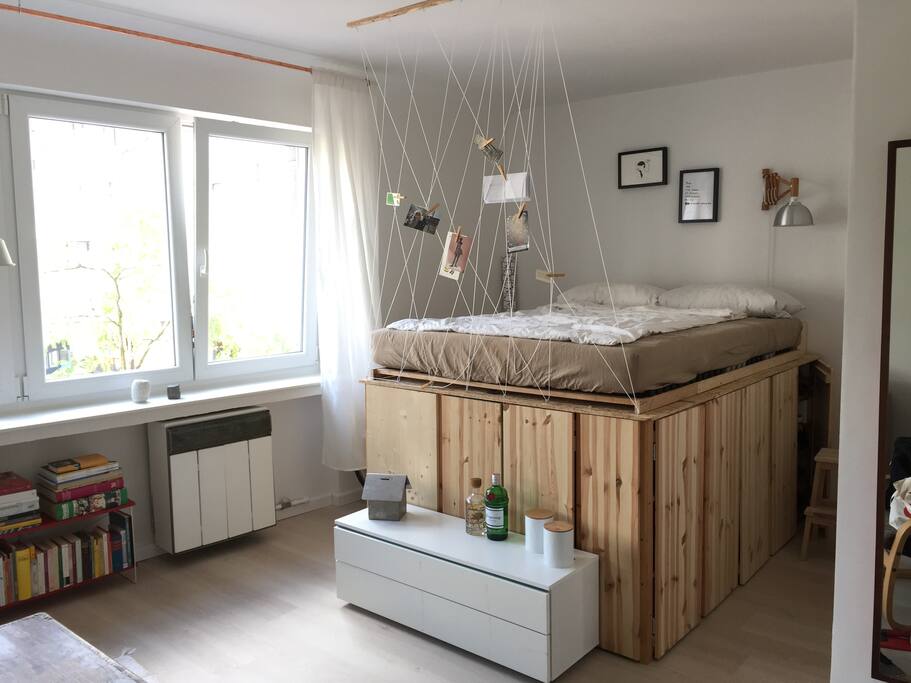 Wohn- und Schlafbereich - Blick zum Bett