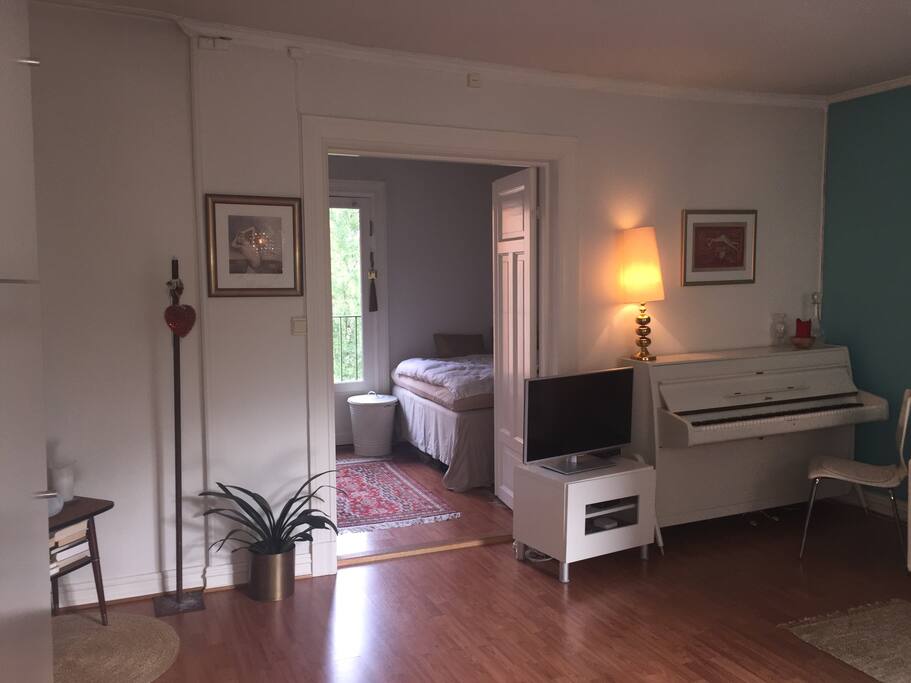 Livingroom in to the bedroom.