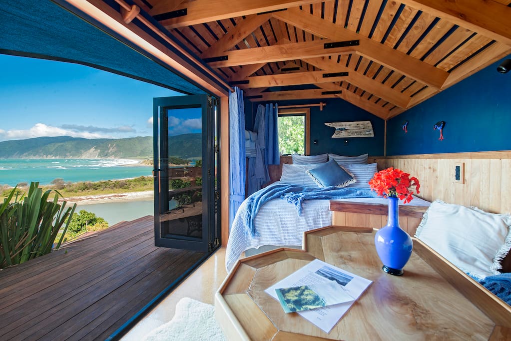 Passage Hut, coastal walk to luxury beach hut Huts for Rent in Pepin