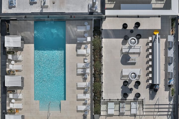 Modern One-Bedroom at Bell Centre with Gym & Spa!