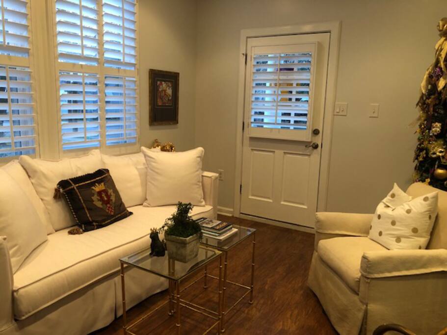 Cocktail room/living room/entry