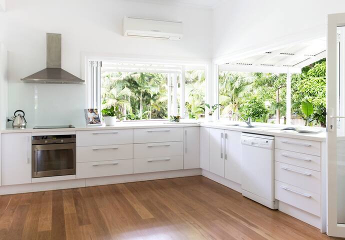 2beachhouse in the heart of Byron town gallery image 4