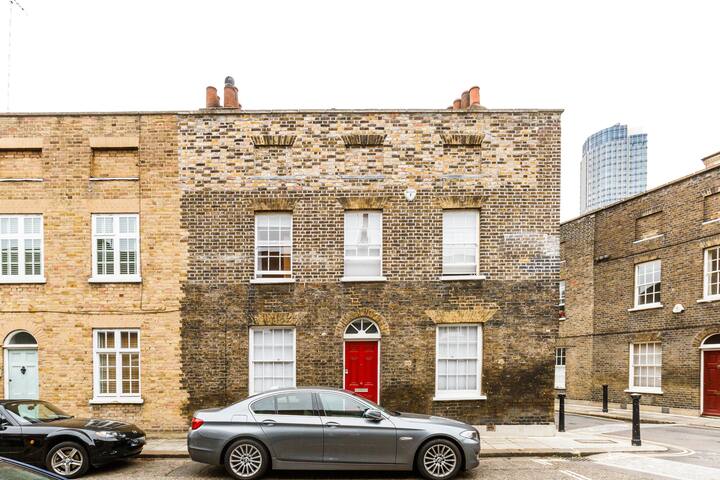 Relax in Tropical Garden in an Architecturally Designed House in the South Bank gallery image 5