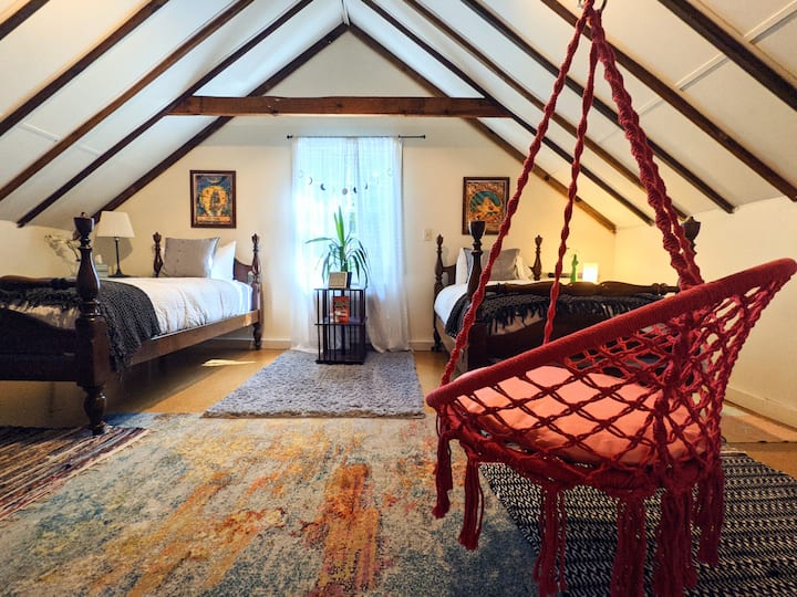 Chumba cha Hippie kitakuwa na mapacha wawili na kiti kizuri cha bembea 