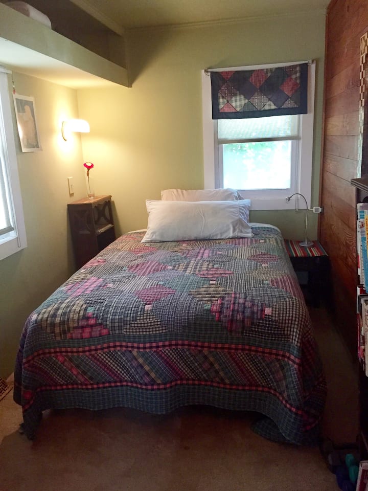 2 dormitorios más pequeños, este con una cómoda cama doble.