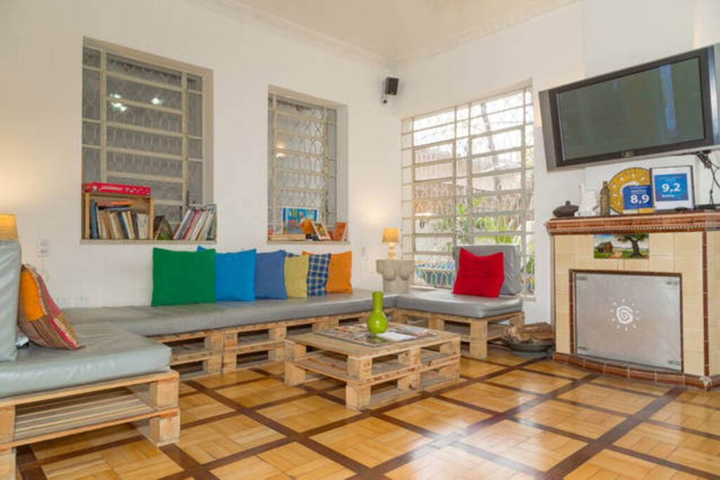 Lounge com TV a cabo. Wi-Fi disponível em toda a propriedade.
