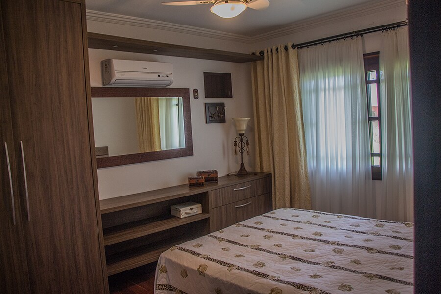 套房配备加大双人床和空调