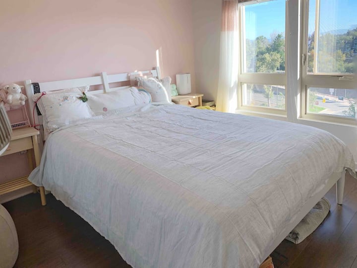 Dormitorio acogedor y bonito que te da la calidez de un hogar