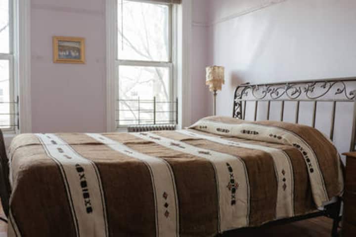 Кревет во главната спална соба, свртен кон север