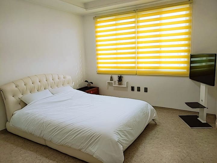 Kuna choo kidogo katika chumba kikuu cha kulala.