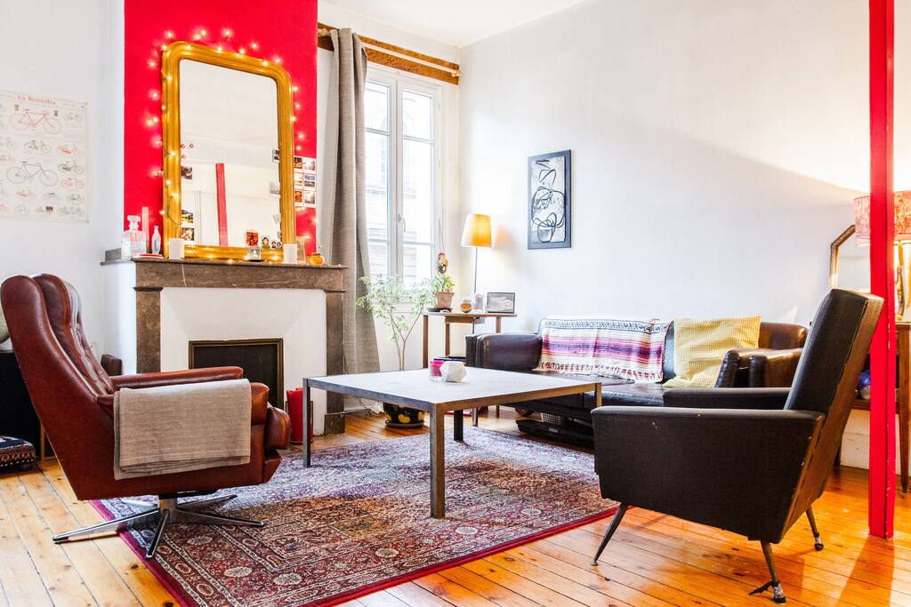 Nous avons changé la disposition depuis cette photo car nous avons un nouveau canapé plus grand et confortable!