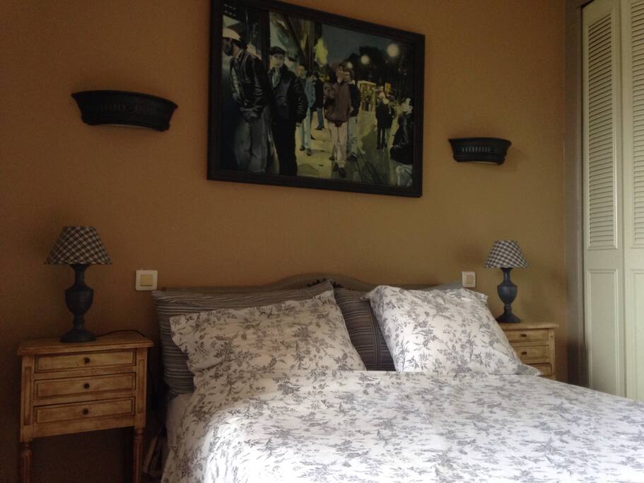 chambre avec lit deux places et armoire pour vêtements